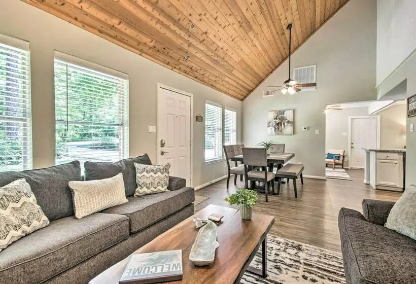 Piney Woods Cottage, Steps From Livingston Lake!