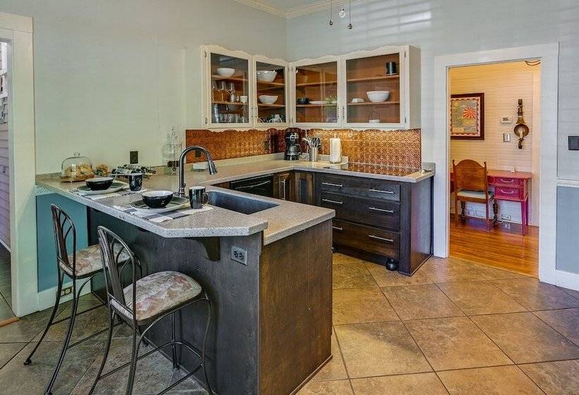 Quaint Anderson Home W/ Sunroom, Walk To Downtown!