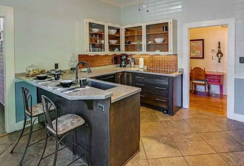 Quaint Anderson Home W/ Sunroom, Walk To Downtown!