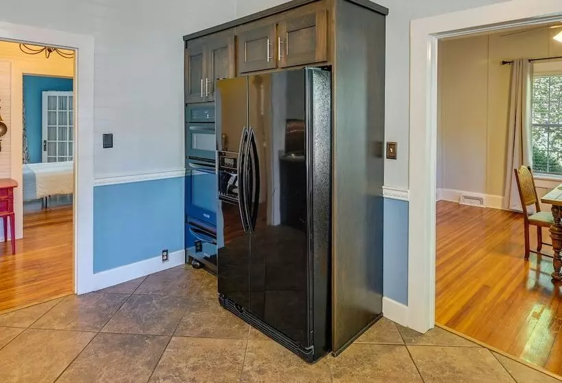 Quaint Anderson Home W/ Sunroom, Walk To Downtown!