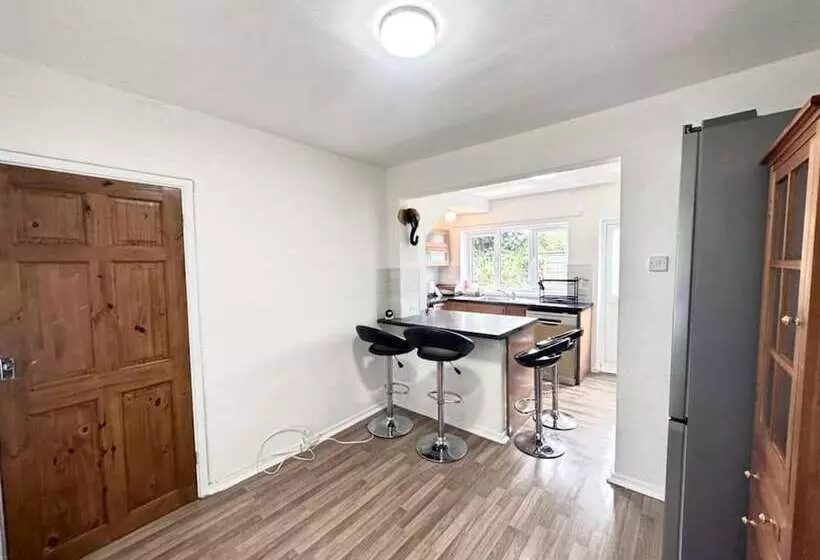 Residenssi Spacious 3 Bed House With Car Park Near Heathrow