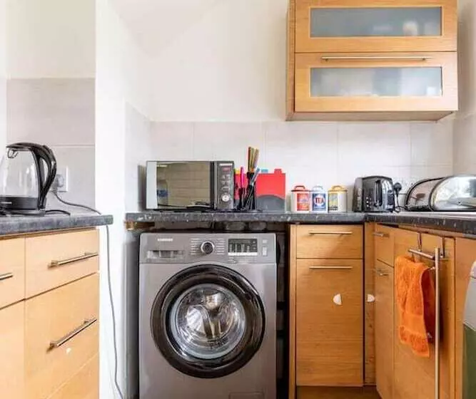 Residenssi Spacious 3 Bed House With Car Park Near Heathrow