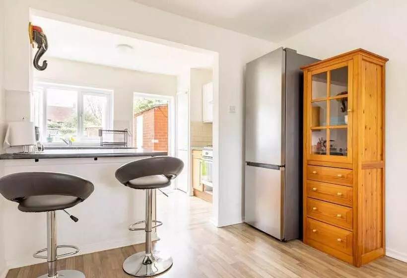 Residenssi Spacious 3 Bed House With Car Park Near Heathrow