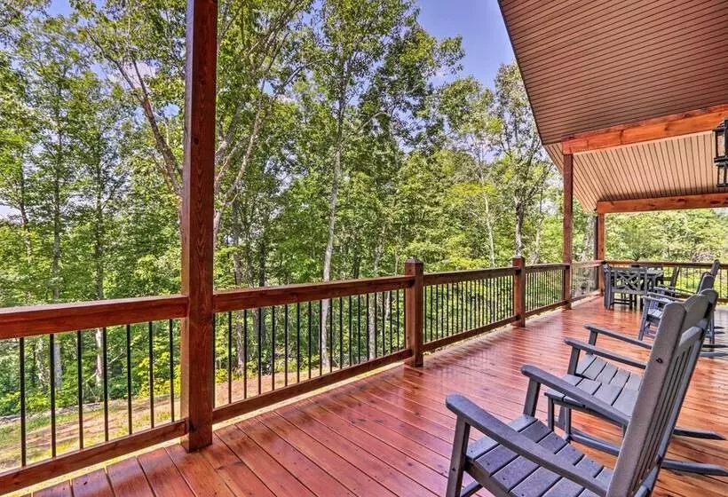 Sevierville Cabin: Deck W/ Foosball & Hot Tub!