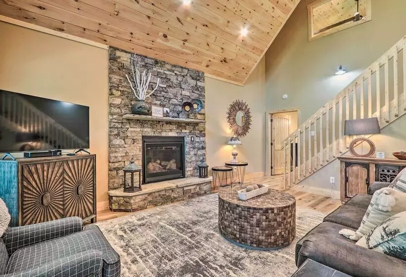 Sevierville Cabin: Deck W/ Foosball & Hot Tub!