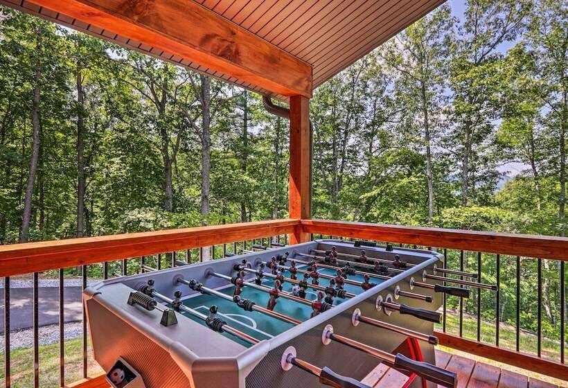 Sevierville Cabin: Deck W/ Foosball & Hot Tub!