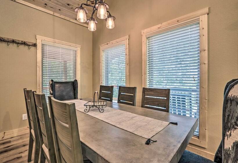 Sevierville Cabin: Deck W/ Foosball & Hot Tub!