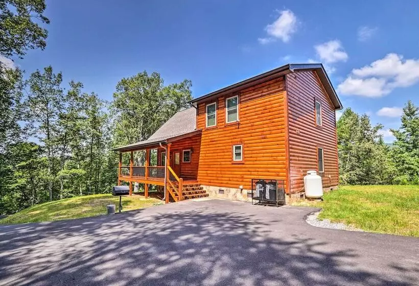 Sevierville Cabin: Deck W/ Foosball & Hot Tub!