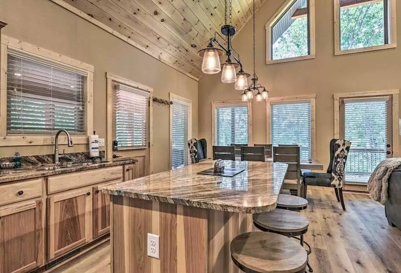 Sevierville Cabin: Deck W/ Foosball & Hot Tub!