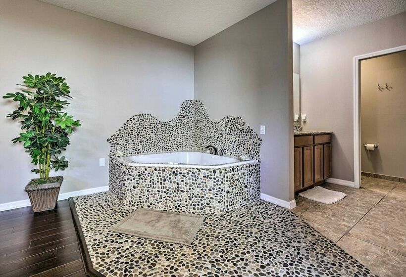 Spacious Davenport Retreat W/ Lanai + Pool!