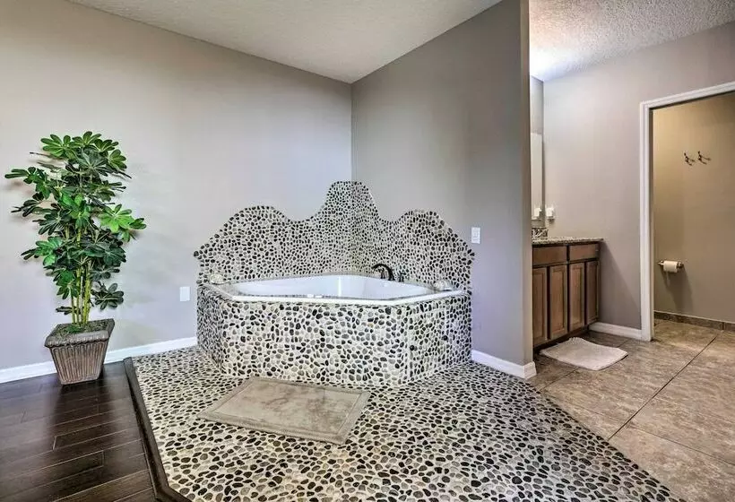 Spacious Davenport Retreat W/ Lanai + Pool!