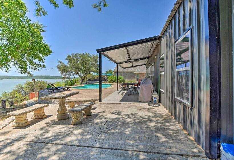 Spacious Palo Pinto Home: Private Dock & Pool