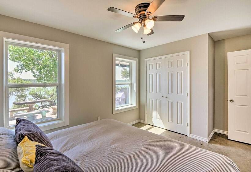 Spacious Palo Pinto Home: Private Dock & Pool