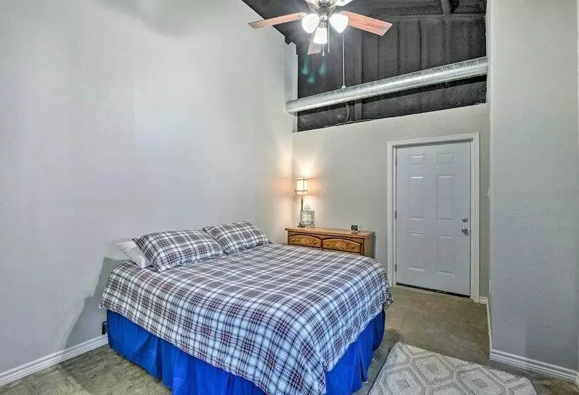 Spacious Palo Pinto Home: Private Dock & Pool