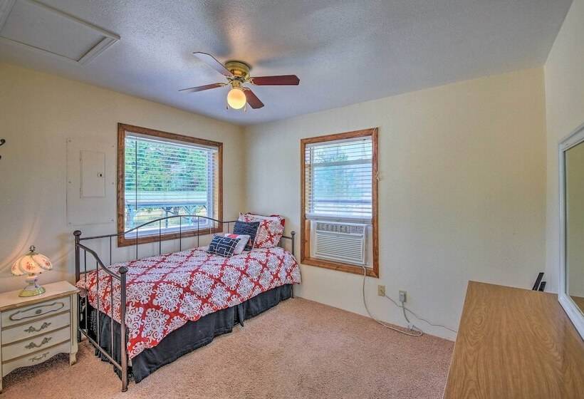 Sun Soaked Trout Creek Escape < 2 Mi To River