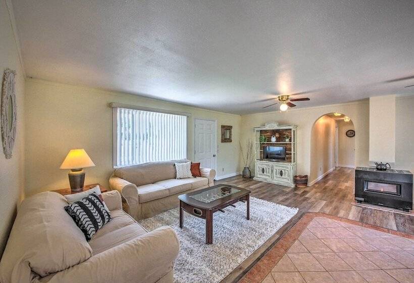 Sun Soaked Trout Creek Escape < 2 Mi To River