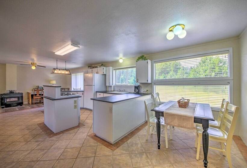 Sun Soaked Trout Creek Escape < 2 Mi To River