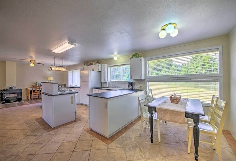 Sun Soaked Trout Creek Escape < 2 Mi To River