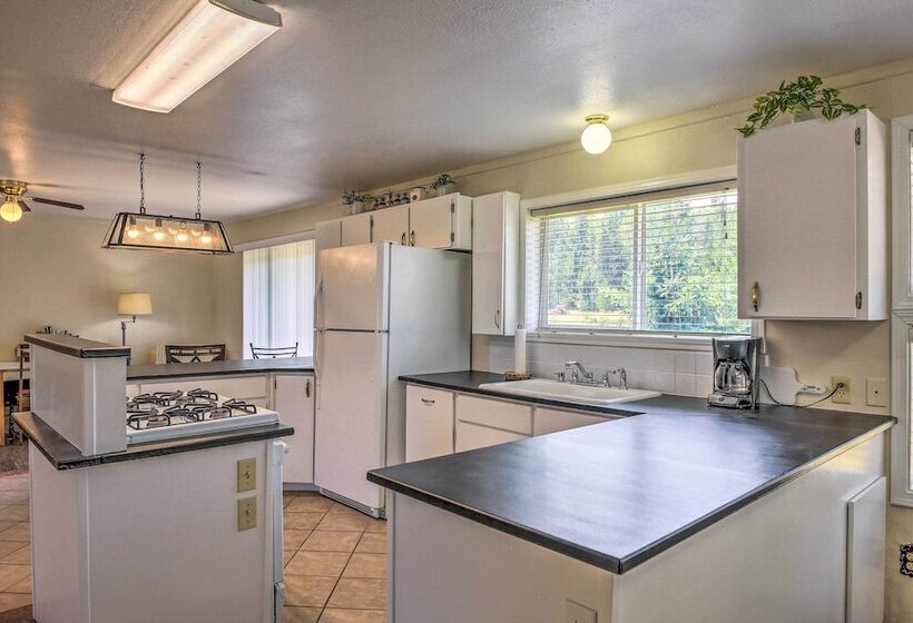 Sun Soaked Trout Creek Escape < 2 Mi To River