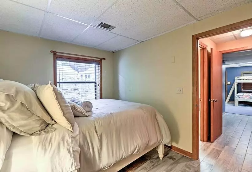 Waterfront Family Home W/ Deck, 5 Miles To Marina!