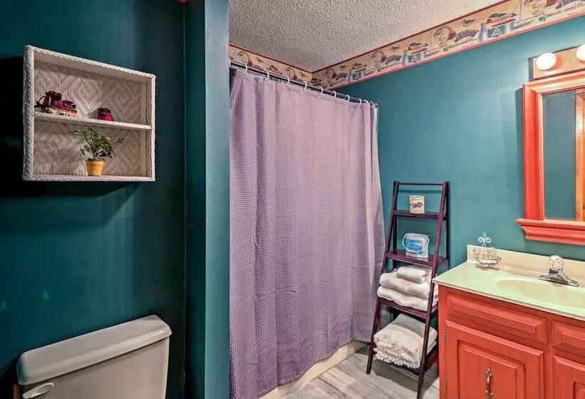 Waterfront Family Home W/ Deck, 5 Miles To Marina!