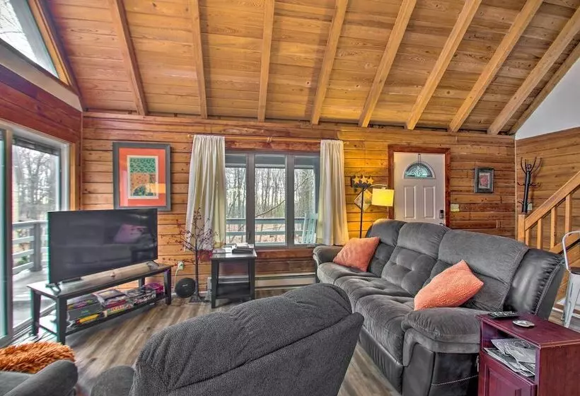 Wintergreen Home W/ Deck   Near Skiing & Hiking!