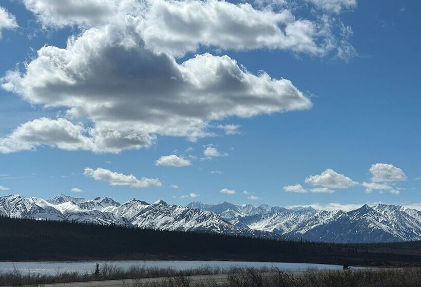 Отель Gunsight Mountain Lodge