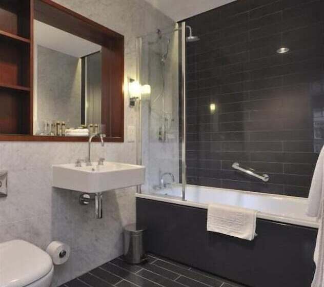 住所  Downing College