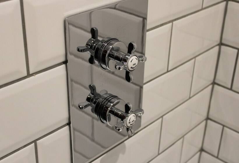 민박 The White Lion