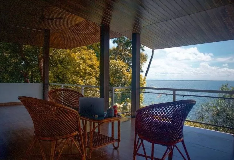 ホテル Seclude By The Lake Alleppey