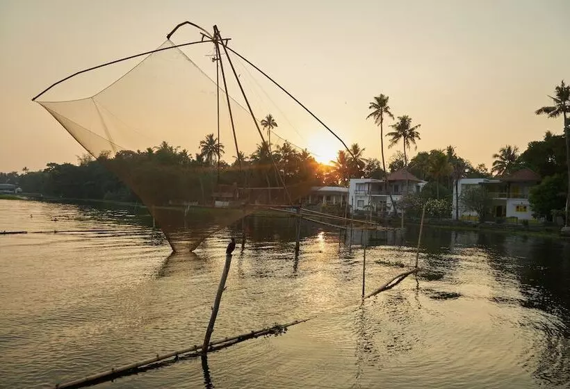 ホテル Seclude By The Lake Alleppey