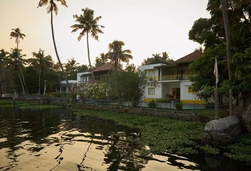 ホテル Seclude By The Lake Alleppey