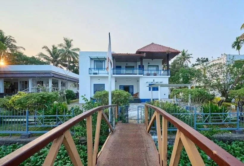 ホテル Seclude By The Lake Alleppey