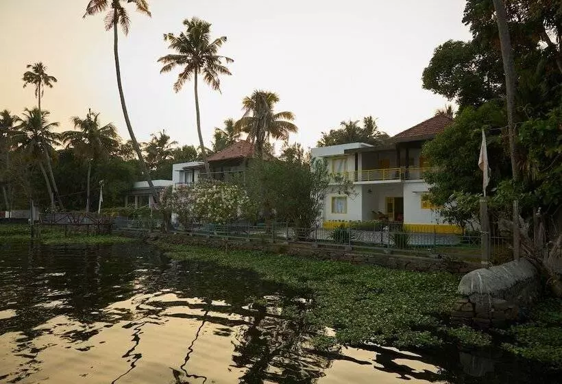 ホテル Seclude By The Lake Alleppey