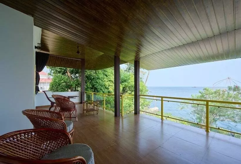 ホテル Seclude By The Lake Alleppey