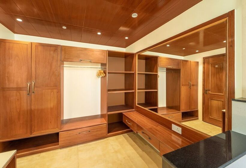 Hotel Shyama Sarovar Portico