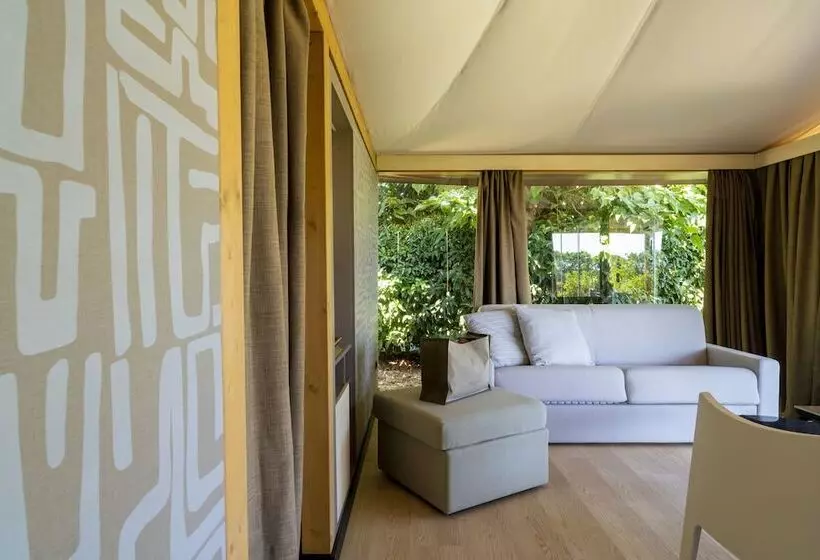 مسافرخانه Infinito Resort