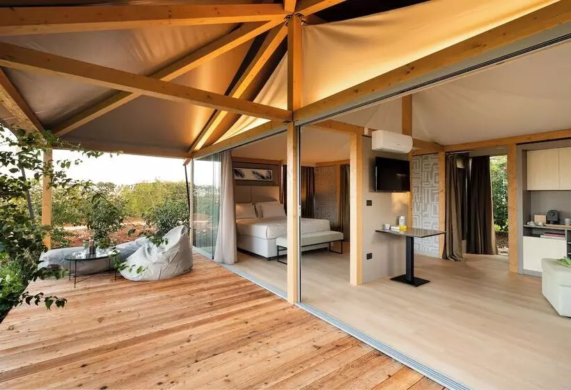 مسافرخانه Infinito Resort
