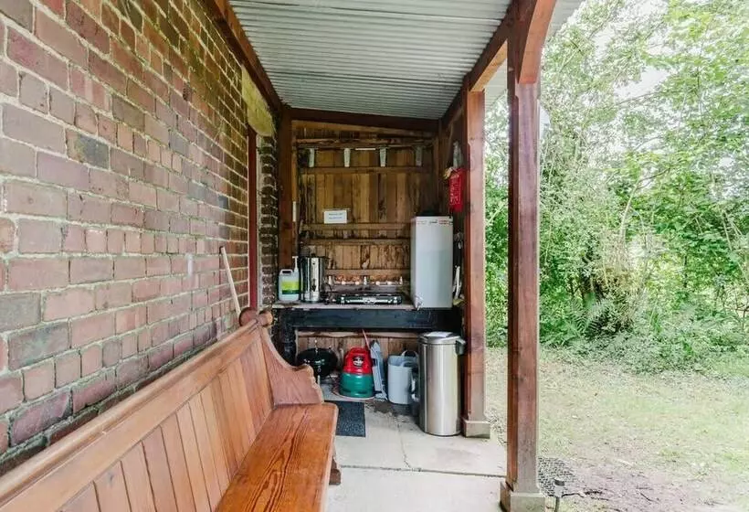 Hotelli Beautiful Riverside Lodge In Newbridge On Wye