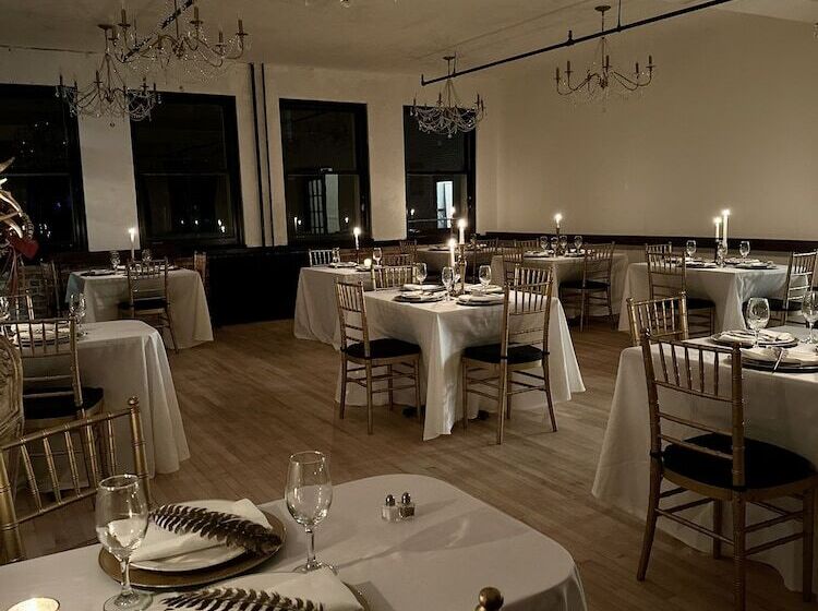 Отель Silverton Mountain Manor