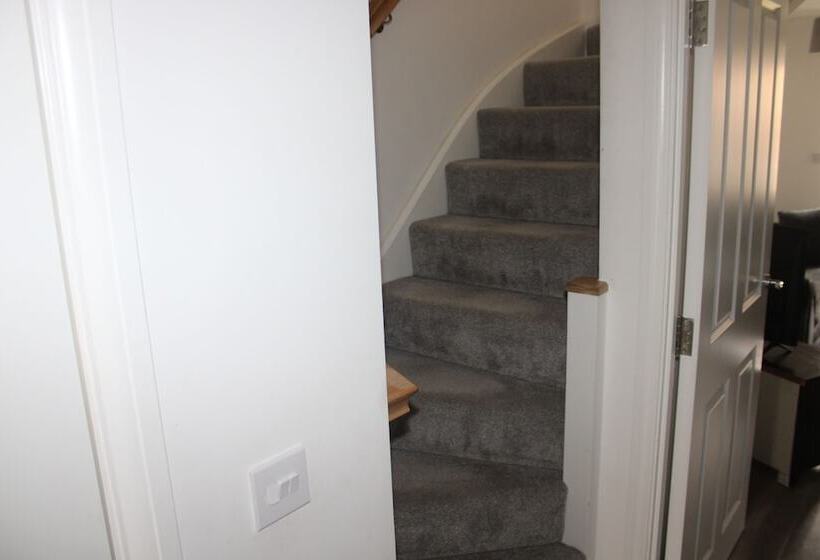 اقامتگاه Family Home 5 Bed House In Birmingham City Centre