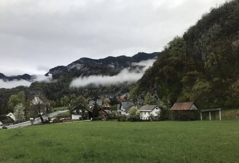 تختخواب و صبحانه Sobe Ravnik