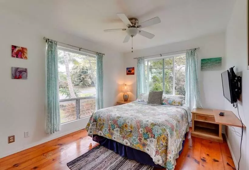 Breezy Kailua Kona Bungalow W/ Lanai & Ocean View!