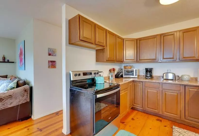 Breezy Kailua Kona Bungalow W/ Lanai & Ocean View!