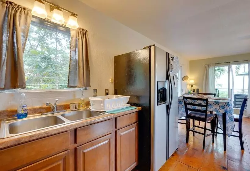 Breezy Kailua Kona Bungalow W/ Lanai & Ocean View!