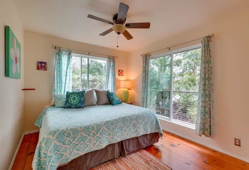 Breezy Kailua Kona Bungalow W/ Lanai & Ocean View!