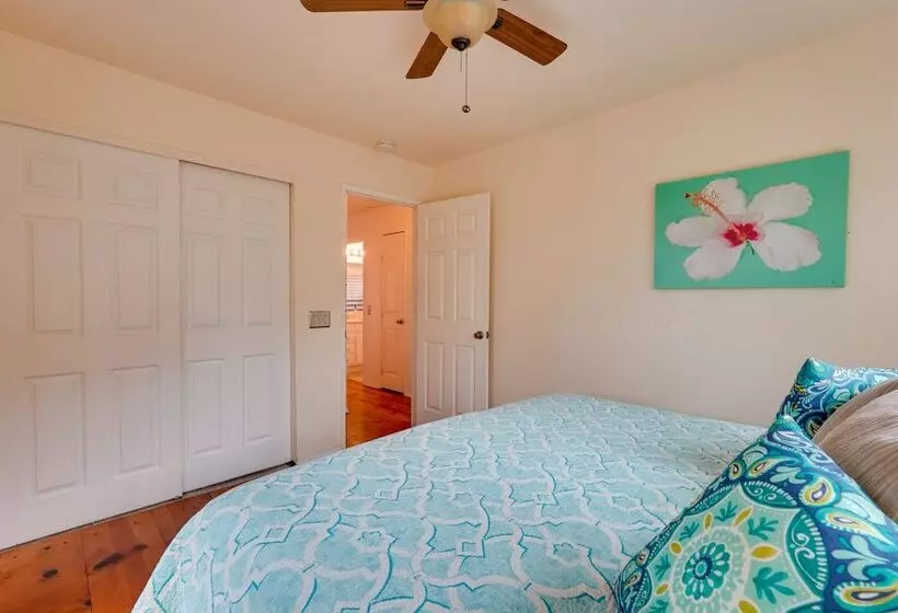 Breezy Kailua Kona Bungalow W/ Lanai & Ocean View!