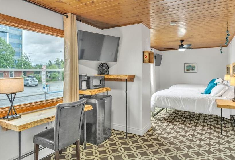 Highliner Hotel   Deluxe Double Queen With Mountain View