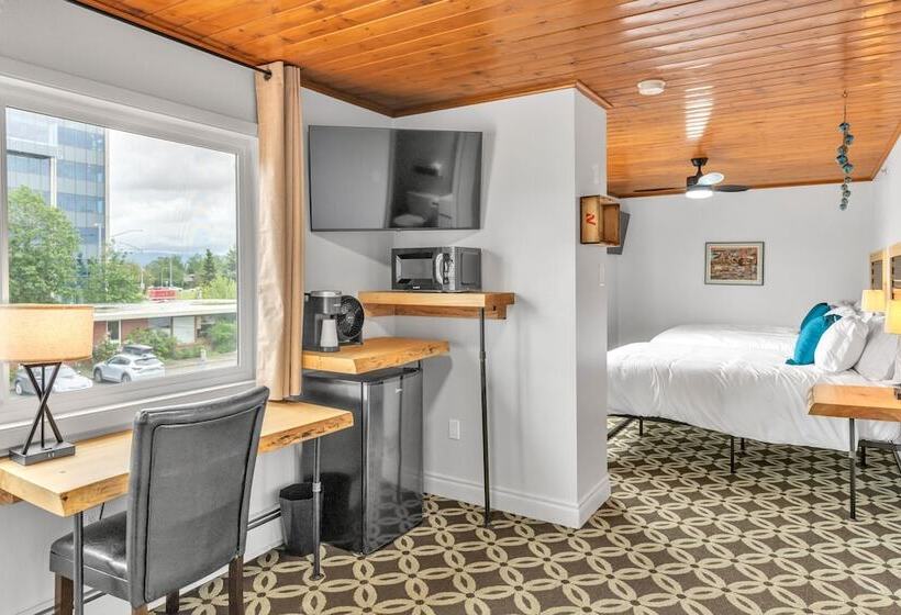 Highliner Hotel   Deluxe Double Queen With Mountain View