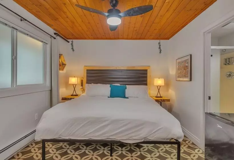 Highliner Hotel   Deluxe Interior King Rooms  No View